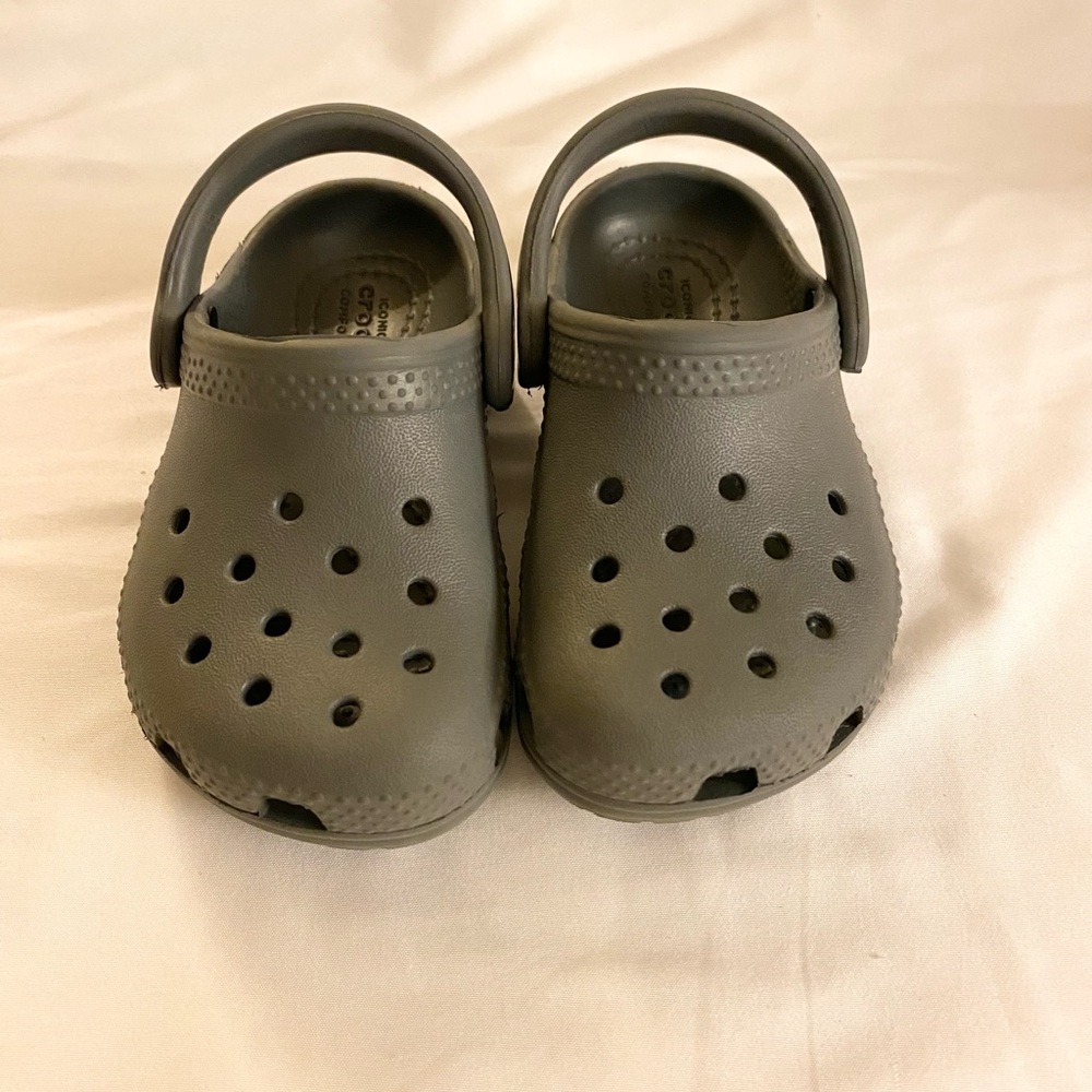 Grey toddler Crocs Size 6, used/good condition